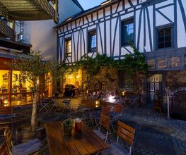 Biergarten AkZENT Hotel Roter Ochse mit der Rückansicht vom Haus Burgenheimat