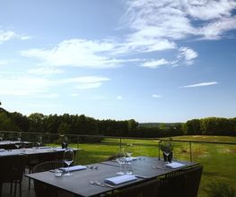 Restaurant mit Seeterrasse