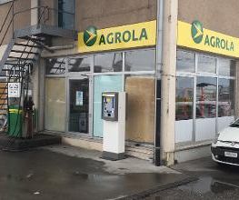 Station-service AGROLA à Avenches, place de la gare avec un terminal pour le paiement
AGROLA Tankstelle in Avenches, eine Tanksäule