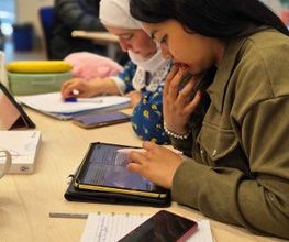 Schüler:innen lernen konzentriert gemeinsam.