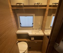 Waschbecken und WC