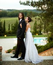 Ein Hochzeitspaar in der Toskana aus der Villa mit Schwimmingpool - Hochzeitsportraits, Hochzeitsfotografie und Hochzeitsreportage von ihrem professionellen Hochzeitsfotografen seit mehr als 25 Jahren
