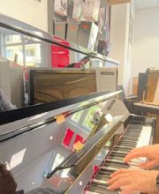 Natürlich müssen die Instrumente auch getestet werden, Klavierbaumeister Frank Eichler beim Ausprobieren eines neu gelieferten Pianos von Yamaha