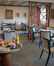 Salle des petits déjeuner à l'hôtel les Remparts à Kaysersberg. Composé de produits régionaux. Les plus nombreux sont d'origine locales : viennoiseries et pains spéciaux, pain Waldkorn, fromage blanc.