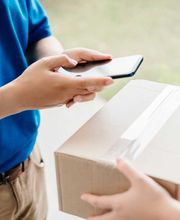 Auf der Suche nach schnellen Expresslieferungen ist die SEVIS Transport GmbH Ihr richtiger Ansprechpartner. Wir verstehen, dass es Situationen gibt, in denen Zeit von entscheidender Bedeutung und eine schnelle Lieferung unerlässlich ist. Deshalb bieten wir einen spezialisierten Expressdienst an, der darauf ausgerichtet ist, Ihre Sendungen so schnell wie möglich an ihr Ziel zu bringen.
Unsere Expresslieferungen bieten:
Schnelle Lieferzeiten: Wir garantieren eine zügige Zustellung Ihrer Sendungen innerhalb kürzester Zeit, damit Sie Ihre Waren schnellstmöglich erhalten.Flexibilität: Wir bieten flexible Abhol- und Zustelloptionen an, um Ihren individuellen Anforderungen gerecht zu werden. Egal, ob es sich um eine dringende Lieferung am selben Tag oder eine zeitkritische Sendung handelt, wir passen uns Ihren Bedürfnissen an.Zuverlässigkeit: Mit unserem erfahrenen Team und unserem modernen Fuhrpark können wir eine zuverlässige Lieferung gewährleisten.