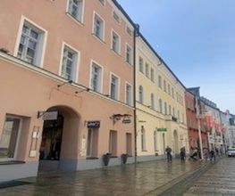 Fußgängerzone mit Häuserfassade.