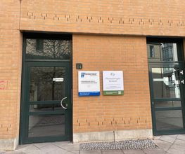 Nahaufnahme des Eingangsbereichs mit Praxisschild von Physiotherapie Birkhoff. Die Aufnahme zeigt den Zugang zur Praxis für Physiotherapie Magdeburg und eignet sich ideal für Standort, Anfahrt und lokale Sichtbarkeit.