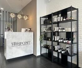 Willkommen bei Frispoint! Wir freuen uns, dich bei uns begrüßen zu dürfen. Unser Empfang ist der erste Anlaufpunkt für deine perfekte Frisur – ob Terminvereinbarung, Beratung oder einfach ein herzliches Willkommen. Wir sind für dich da! ✂️
