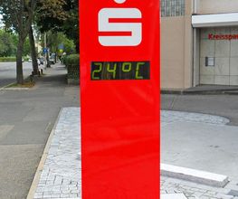 Außenwerbung - Pylon für die Sparkasse mit Temperatur- und Uhrzeitangabe. Produziert von Breitenbach Werbetechnik aus Heilbronn.