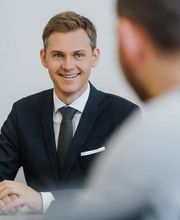 Notar Andreas Greger, in Ingolstadt berät Sie als juristischer Experte und klärt sie umfassend über die Bedeutung derartiger Rechtsgeschäfte auf. Er wahrt die Interessen sämtlicher Vertragsteile durch rechtssichere Formulierungen und gewährleistet, dass rechtlich Unerfahrene nicht benachteiligt werden. Er beurkundet Rechtsgeschäfte und erledigt als vertrauenswürdige Schnittstelle zwischen den Vertragspartnern, Behörden, Gerichten und Finanzämtern den reibungslosen Vollzug der Urkunden. So sorgt er für Rechtssicherheit und Rechtsfrieden.