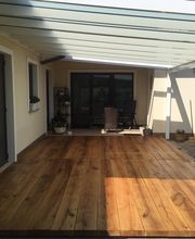 Spezialisten für Massivholzprodukte und Natursteinprodukte für den Innen und Aussenbereich.

Ob für Handwerker oder Händler, Architekten oder Bauherren, wir garantieren Ihnen unkomplizierte, reibungslose & kompetente Zusammenarbeit & beraten Sie gerne telefonisch oder persönlich über die verschiedenen Eigenschaften von Eiche oder Naturstein.

Wir sind spezialisiert in dem Verkauf von erstklassigem Eichenholz und hochwertigen Steinen für eine Vielzahl von Projekten. Unsere Eichenholzprodukte, von stabilen Balken bis hin zu eleganten Terrassen-Dielen, bieten die ideale Grundlage für robuste Konstruktionen und ästhetische Designs wie Holztreppen, Holzpergolen, Holzstegge oder Holterrassen. Ebenso sind unsere Sandsteinprodukte eine exzellente Wahl für Terrassenplatten, die jedem Aussenbereich einen Hauch von Natur und Eleganz verleihen.