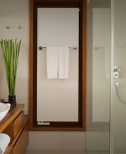 Ein Rückzugsort, inspiriert von Wasser, Licht und Luft. Unsere Badezimmer bieten edelste Materialien und ein klares Design, das die Seele berührt. Erleben Sie höchsten Komfort und ein Gefühl von Geborgenheit wie zu Hause.