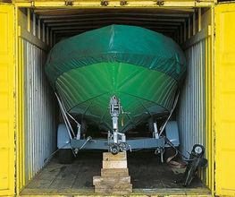 Großes, grün verpacktes Transportgut in einem Frachtcontainer