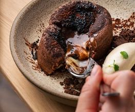 Fondant au chocolat et tahini, glace à l'anis vert
