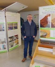 La salle d'exposition avec Quentin Delobel et les échantillons PORTAS pour la rénovation d'escaliers et de plafonds