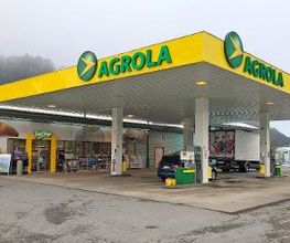 AGROLA Tankstelle in Marly; station service AGROLA à Marly. Avec shop TopShop. Plusieur plompes à carburants.