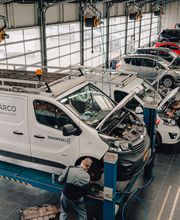 Onze werkplaats is ingericht voor optimale service aan personen- en bedrijfswagens