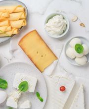 MOLKEREIPRODUKTE
Unsere Kühltheken bieten Ihnen eine große Vielfalt an Molkereiprodukten, zum Beispiel Joghurt, Pudding, Desserts, Milch-Drinks, Kefir, Trinksauermilch, Quark, Schmalz und natürlich diverse Sorten an Käse. Auch für einen veganen oder laktosefreien Ernährungsstil sind viele Alternativen für Sie vorhanden!