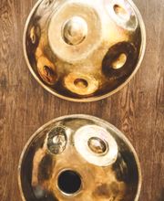 Die Extended Scales Handpans besitzen zusätzlichen Tonfeldern auf der Unterseite der Handpan - sogenannten Bottomnotes. Zu diesen gehören Handpans ab 12 und bis zu 24 Tonfeldern.
Diese Instrumente ermöglichen eine größere Variabilität in der Spielweise und ein größeres Spektrum zum Komponieren. Durch die erweiterte Anzahl an Tonfeldern entstehen weitere Tonfolgen (Scales/Stimmungen), als die vorgegebene Stimmung.
Du kannst die Extended Scales Handpan im Handpan Showroom Frankfurt ausprobieren und kaufen oder bei www.Handpan.World online bestellen.