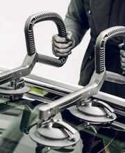 Defektes Dachfenster? Kein Problem! Wir tauschen es schnell und unkompliziert aus.
Unsere Experten für Autoglas sind stets bemüht, Ihnen den besten Service zu bieten. Durch unsere jahrelange Erfahrung können wir Ihnen eine schnelle und kompetenten Austausch Ihres Dachfensters garantieren.