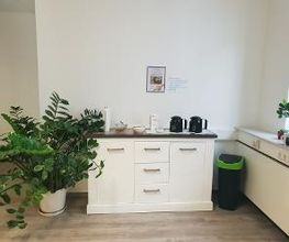 Teeküche mit kleiner Tee und Kaffeestation