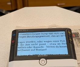 Der Visolux Digital HD verbindet moderne Technologie mit intuitiver Bedienung und bietet den ultimativen Lesekomfort. Diese fortschrittliche Videolupe verfügt über einen extra großen 7"-LCD-Bildschirm, mit dem man entspannt seine Zeitung lesen kann.