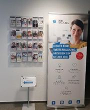Eingangsbereich mit WBS TRAINING Aufsteller und Flyer