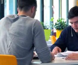 Die Kerschensteinerschule bietet ein breites Angebot von über 30 Berufsausbildungen in verschiedenen Fachrichtungen, inklusive Vollzeit-, Teilzeit- und Blockunterricht. Die Schule beherbergt zudem ein Technisches Gymnasium mit Fokus auf Angewandte Naturwissenschaften, das Schülerinnen und Schülern in drei Jahren auf das Abitur vorbereitet. Absolventen haben die Chance, Zusatzprüfungen in Chemisch-Technischer Assistenz, Physikalisch-Technischer Assistenz oder Pharmazeutisch-Technischer Assistenz abzulegen.
Die Kerschensteinerschule zeichnet sich durch motivierte Lehrer mit umfangreicher Berufserfahrung aus und legt großen Wert auf Qualität durch pädagogische Teams im Lernfeldunterricht. Zudem sind die Einrichtungen der Schule, einschließlich Werkstätten, Labors und PC-Räume, auf dem neuesten Stand der Technik.
