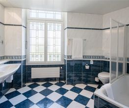 Guest room bath