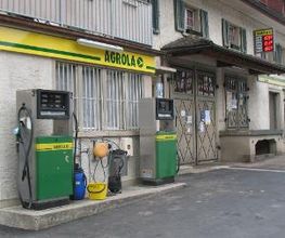 AGROLA Tankstelle in Ossingen, ZH - mit zwei Tanksäulen und drei Zapfhahnen