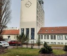 Ansicht Seminarhaus WBS TRAINING Adlershof "große Uhr"