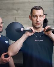 [name]] Funktionelles Kettlebell Training mit gezielter Korrektur und Technikverbesserung für maximale Effektivität im Studio.