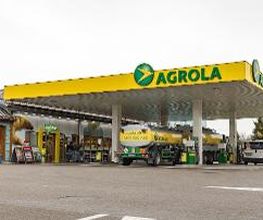 AGROLA Tankstelle in Höri, Zürich. Mit TopShop. Überdacht. AGROLA Lastwagen bei Tankstelle. Strassenmarkierung Pfeilspitze in rechter unterer Ecke