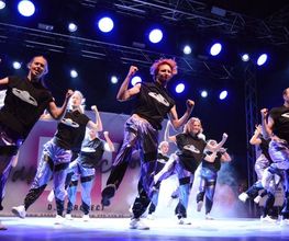 D.D.Project - Hip-Hop Tanzschule Dresden Dynamische Tanzperformance auf der Bühne mit ausdrucksstarken Bewegungen und glänzenden Kostümen für Showdance und Hip-Hop.