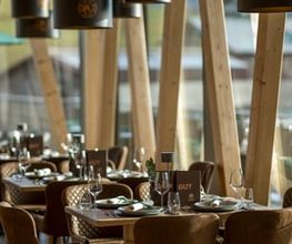 Das Hofgut-Restaurant von innen mit dem Ausblick auf die Allgäuer Berge.