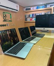 MacBooks Air e iMac em exposição na Casa do Mac, assistência técnica especializada em manutenção, troca de tela, bateria e reparo de placa lógica em Brasília.