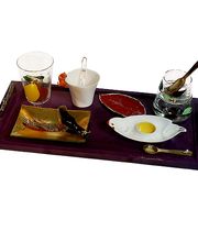 Plateau petit déjeuner, faïence, porcelaine, découpage et verre émaillé. Création et Fabrication en France par SIECLE Paris.