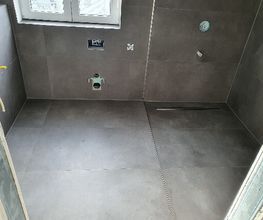 Bad mit Großformatigen Fliesen, Barrierefreie Dusche.