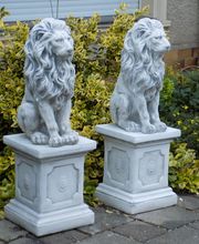 Löwen Gartenfiguren mit Sockel Postament als Löwenpaar
