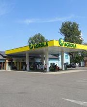AGROLA Tankstelle in Alle mit TopShop; station-service AGROLA à Alle avec un TopShop; grosser Platz im Vordergrund; maison à gauche c'est un LANDI