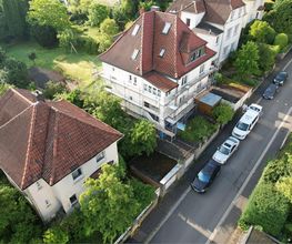 Luftbild einer Altbau-Villa mit Gerüst, davor der Transporter von AS-Bau. Altbausanierung vom Meisterbetrieb aus Lage.