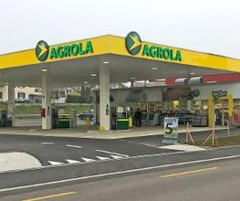 AGROLA Tankstelle Schüpfen, mit TopShop, grosse Überdachung, Strasseneinfahrt