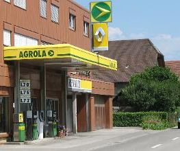 AGROLA Tankstelle in Dotzigen - an Hauswand bei Renault Garage mit zwei Tanksäulen