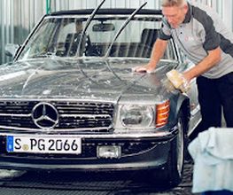 Handwäsche eines Mercedes-Benz SL Oldtimers.