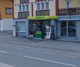AGROLA Tankstelle in Weissbad an Wohnwand - klein - eine Tanksäule mit Zahlterminal