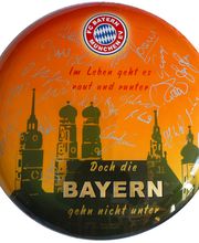 Reserveradabdeckplatte mit original Autogrammen von Uli Hoeneß, Ottmar Hitzfeld und weiteren 20 Spielern, inkl. Lothar Matthäus. Februar 20002000
