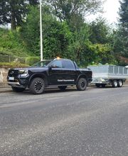 Ford Ranger mit 3,5 to Kipper beim Sicherungsschnitt in der Kurve