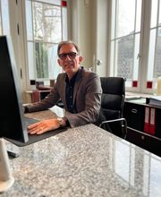 A. Hampel an seinem Arbeitsplatz in den Büroräumen der PAKT Gruppe .