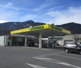 AGROLA Tankstelle in Landquart mit TopShop; Parkplätze im Vordergrund; überdacht; mit mehreren Säulen