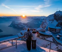 Hotel Bellevue bei Sonnenaufgang im Winter.